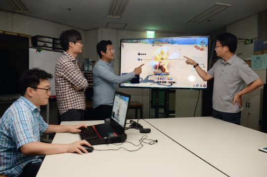 ETRI 연구자들이 온라인 게임 '블레이드앤소울' 속 게이머들의 행동패턴을 확인하고 있다.  ETRI 제공